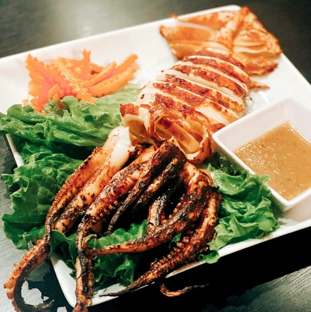 Muc Ong Chua Cay (Whole Grilled Squid).